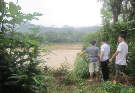 ...[-]những[-]mảng[-]đất[-]chuẩn[-]bị[-]sạt[-]lở...